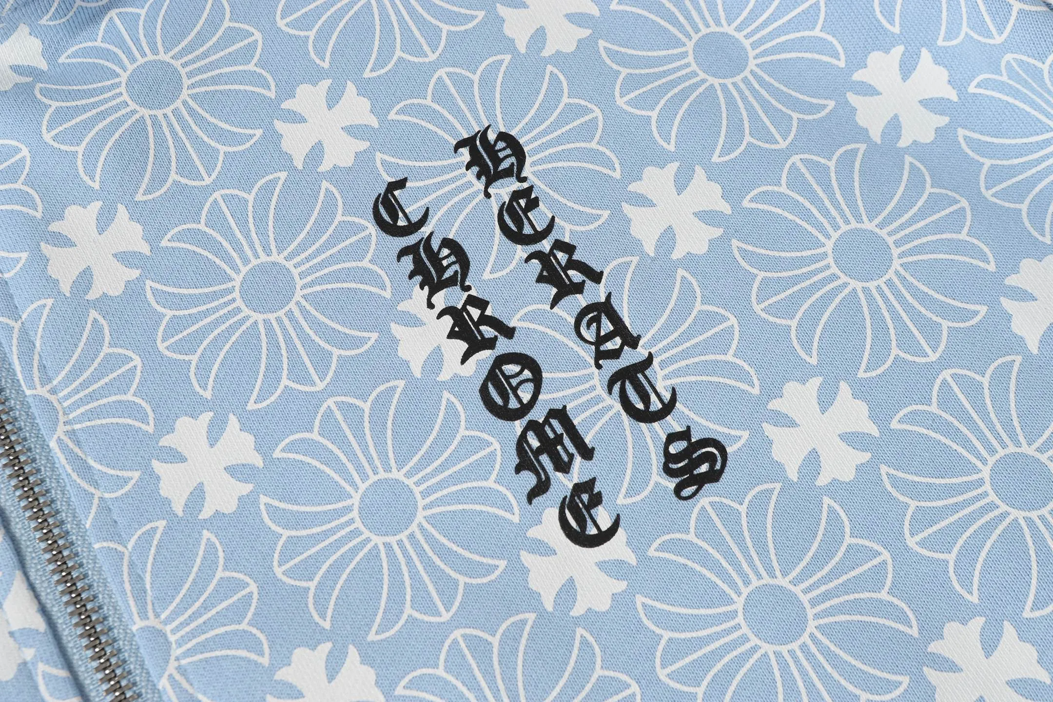 P300 cross-border model, please do not place an order if you are pursuing quality - Chrome Hearts/Chrome Hearts Sanskrit Dark Pattern Horseshoe Sanskrit Cross ✝️ Printed Zipper Sweater Cardigan Jacket - High weight, high density and high quality. The wool is soft, delicate and skin-friendly. It feels soft and silky. It has excellent warmth and skin-friendly properties. - Custom-woven and custom-dyed, no color difference. No matter the fabric or workmanship details, it beats the ordinary version on the market. - Hardware zipper accessories are all customized and full of details. -Colour: Black White Blue -Size: S M L XL
